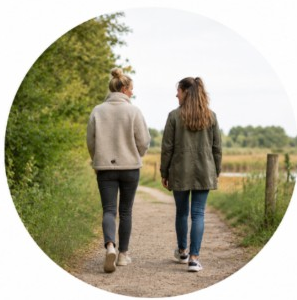 Twee mensen wandelen tijdens begeleiding